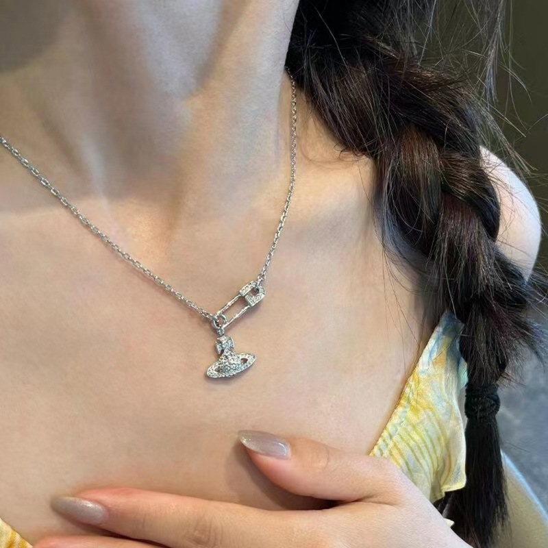 ダイヤモンド付きハイエンドクイーンマザーネックレス、女性用土星ピン、ペーパークリップ、ファッショナブルなライトラグジュアリーペンダント、ハイエンド鎖骨チェーン|undefined