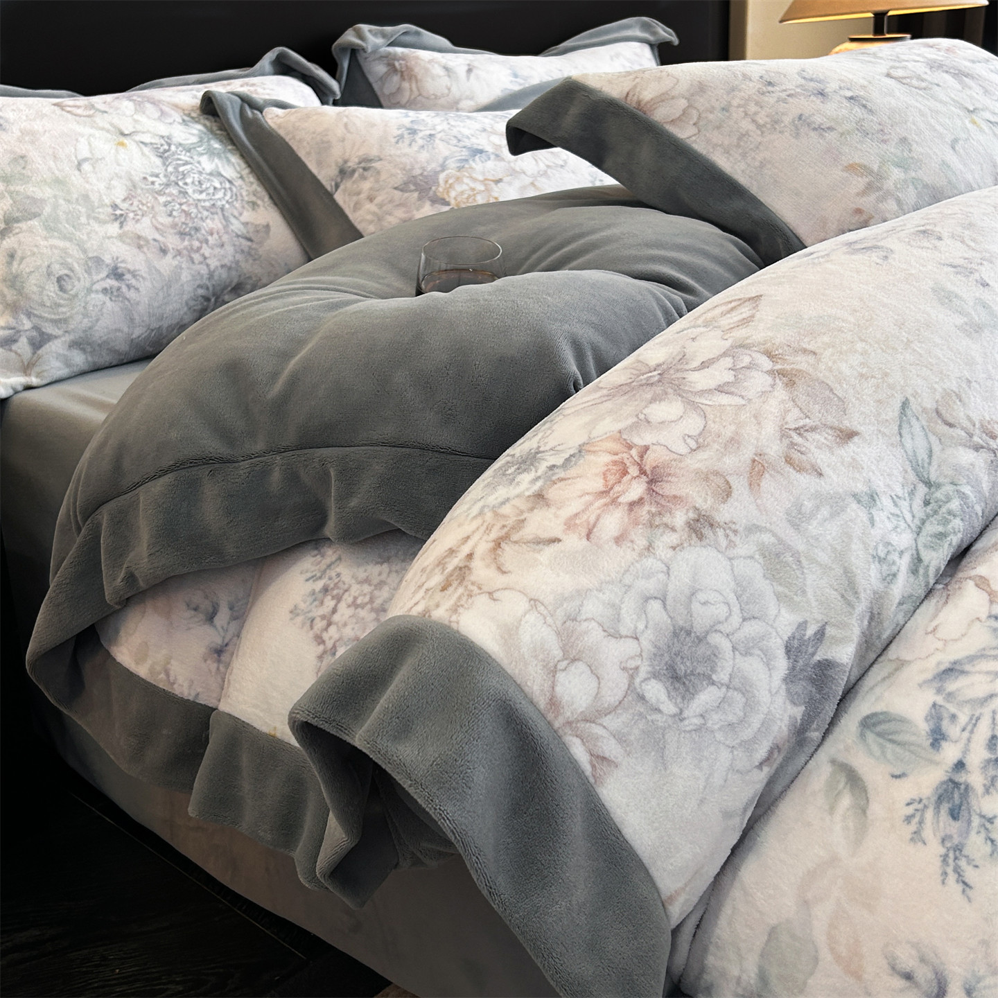 Leche de invierno cama de cuatro piezas conjunto 2025 nuevo engrosado calentamiento sábanas de coral cubierta de cama de tres piezas conjunto de ropa de cama