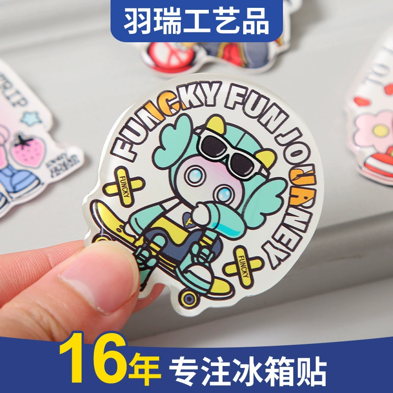 Индивидуальные акриловые магниты на холодильник с изображениями популярных аниме-персонажей, культурными и креативными продуктами, а также рекламные мягкие магниты с изображением достопримечательностей города.