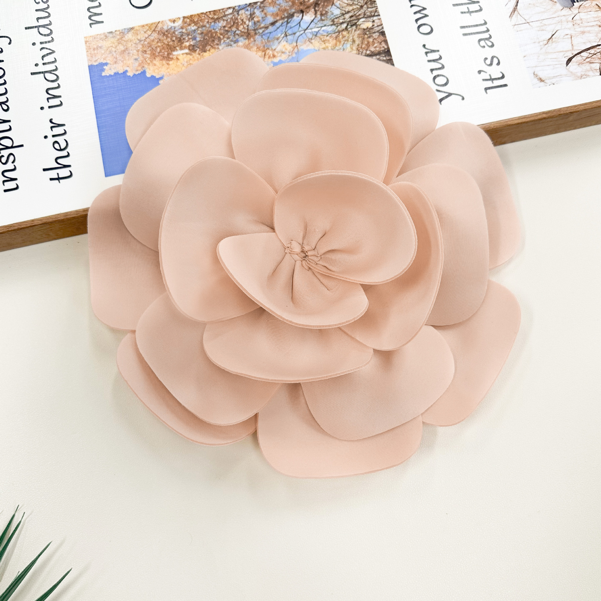 Nuevo corsage de flores tridimensional versátil en tela, accesorios para vestidos de novia, disfraces de espectáculo, trajes de baile y decoraciones cosidas a mano.