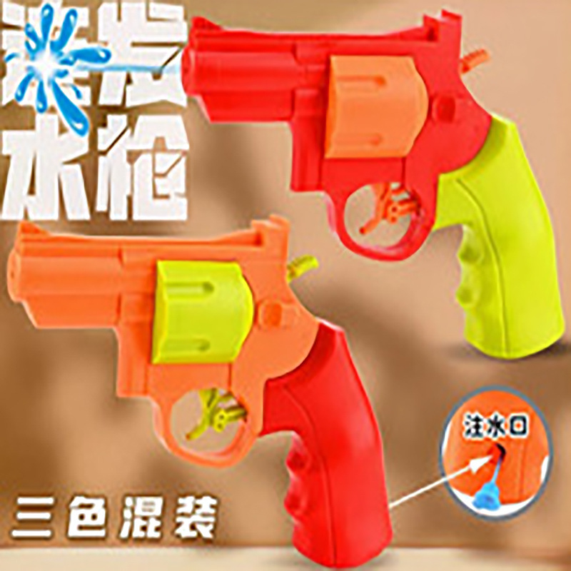 子供の屋外で水を打つのは神器の小さい水鉄砲の子供のおもちゃです。|undefined
