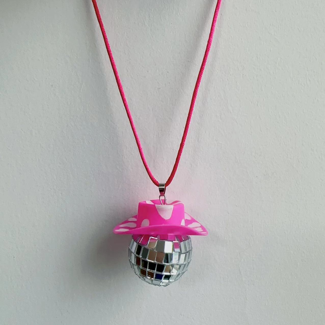 2023 Comercio exterior transfronterizo nueva bola de cristal colgante sombrero de vaquero discoteca espejo bola collar europeo y americano accesorios creativos