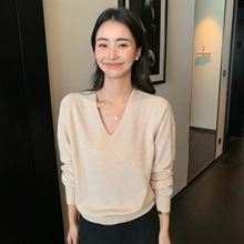 2025羊绒毛衣女气质无缝纯色上衣宽松V领高级感打底衫套头羊绒衫