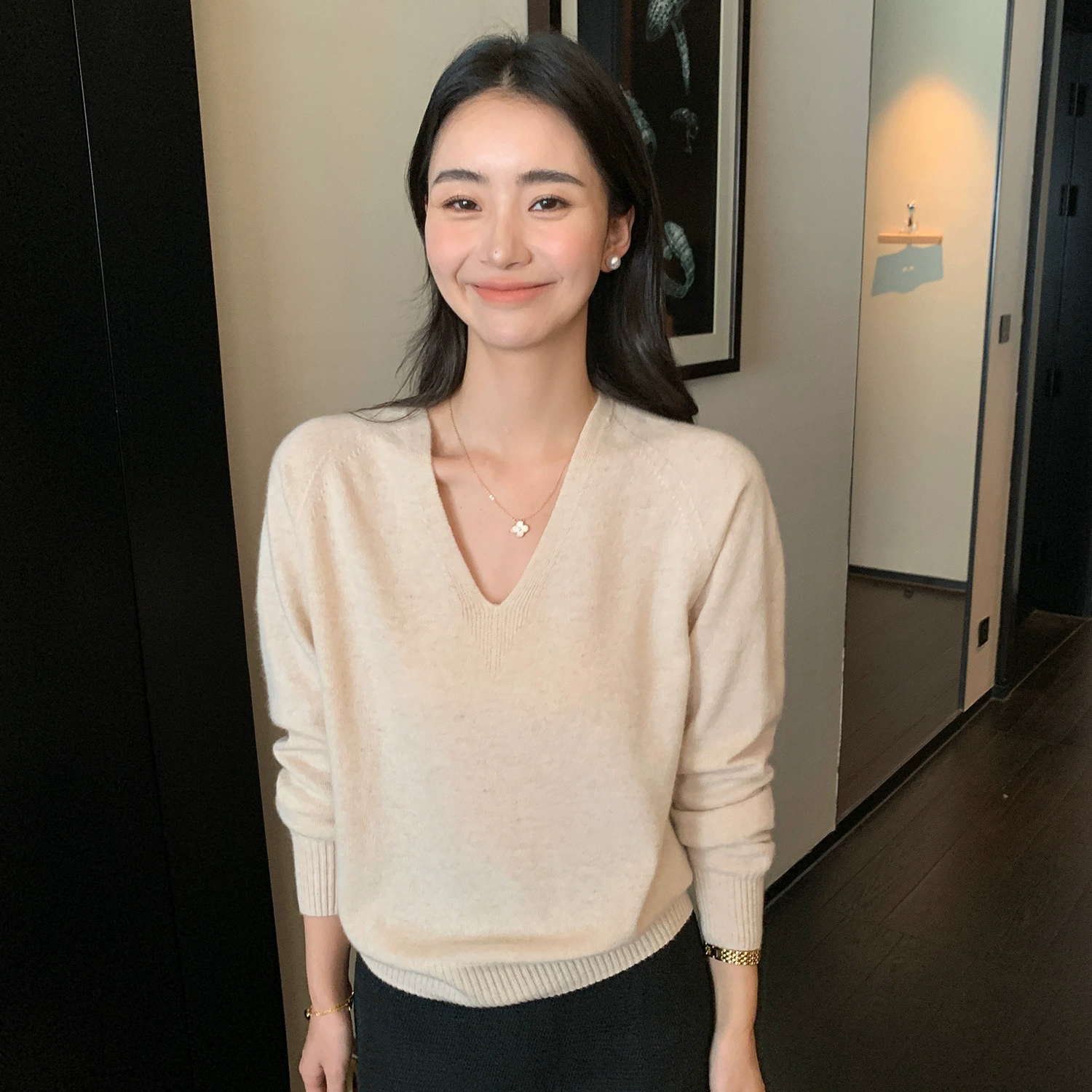 Кашемировый свитер 2025 года для женщин, элегантный бесшовный однотонный топ, свободный крой с V-образным вырезом, премиальное качество, пуловер из кашемира.