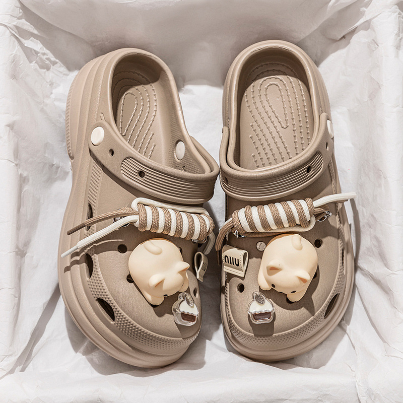 Zapatos con agujeros de dibujos animados para mujeres que usan 2025 nuevas medias zapatillas de verano