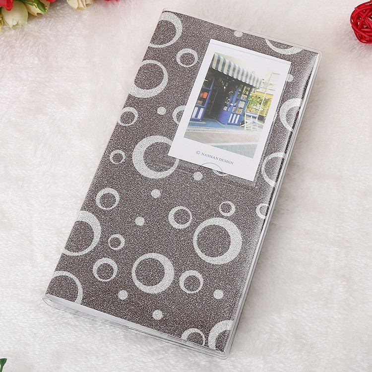 회색 바탕에 은색 원(플래시 필름)