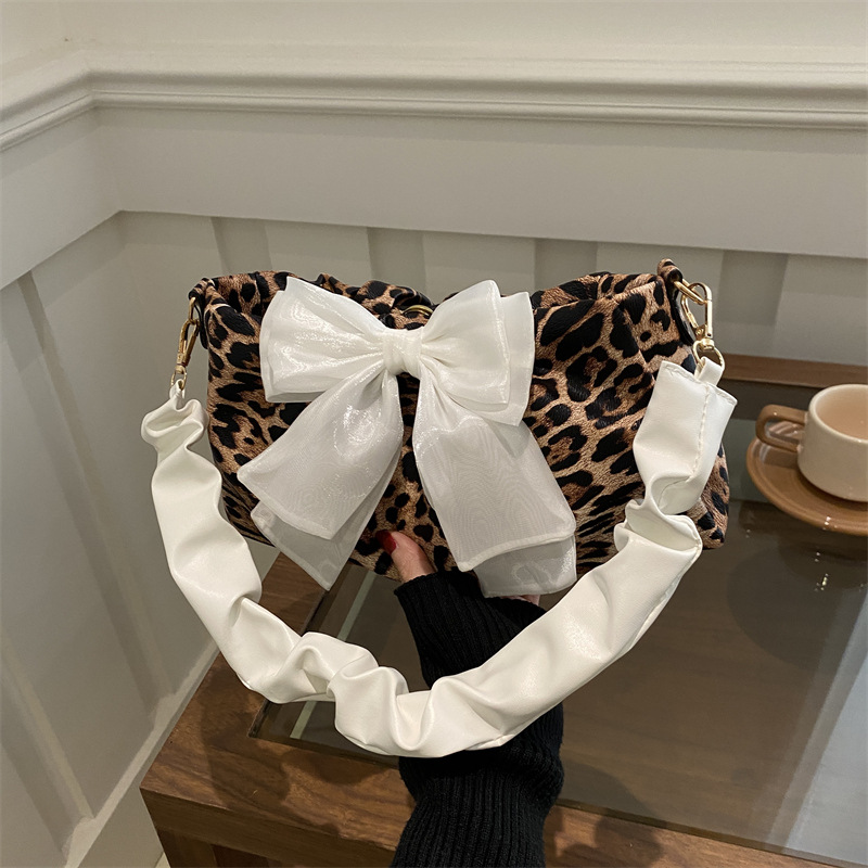 Moda extranjera arco bolso tendencia 2024 invierno nuevo bolso de brazo brazalete popular bolso de hombro de mujer