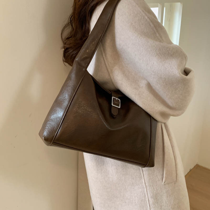 Luz de lujo retro cuero suave bolsas de brazo mujeres otoño / invierno 2025 nueva gran capacidad simple bolsas de hombro bolsas de mano