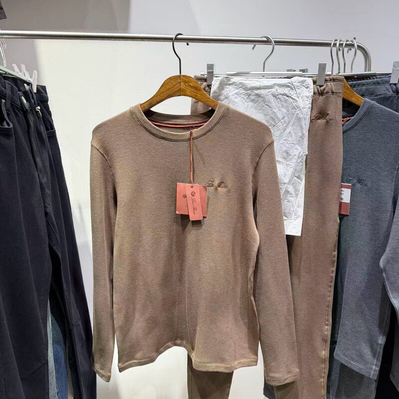 Soft and Warm Embroidered Double-Sided Fleece-Lined Base Shirt, New Korean Style Round Neck Long-Sleeve Undershirt Soft and Warm Embroidered Double-Sided Fleece-Lined Base Shirt, New Korean Style Round Neck Long-Sleeve Undershirt