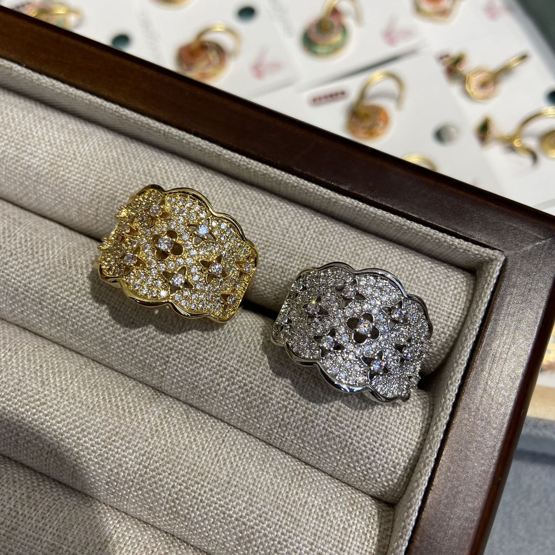 XIAOHONGSHU는 인터넷 유명인이 생방송하는 여성을위한 이탈리아 수제 BRATI 풀 다이아몬드 지르콘 중공 레이스 반지와 동일한 스타일을 추천합니다