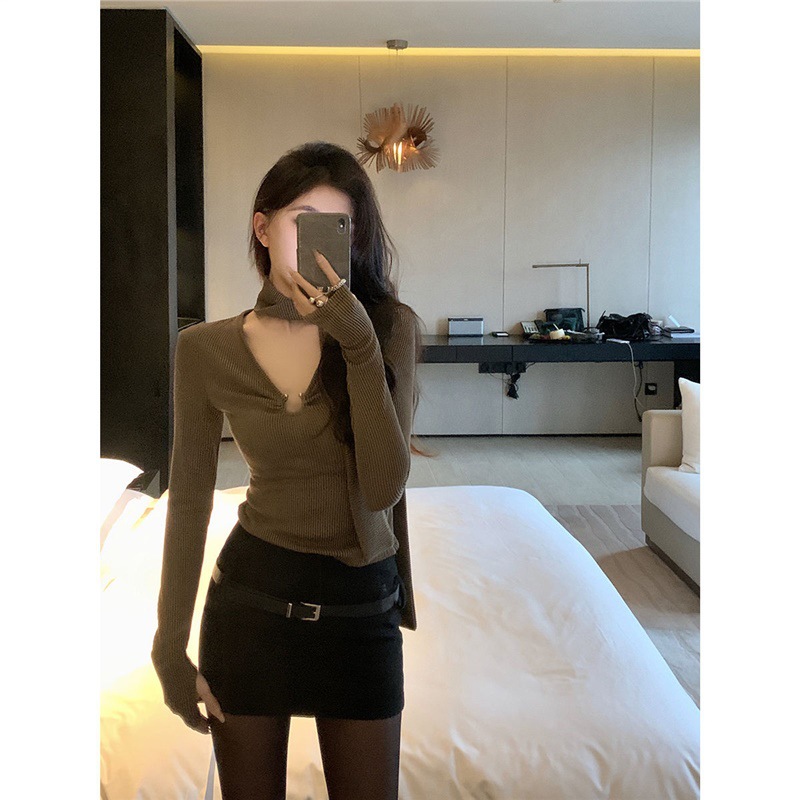 何晨曦 挂脖V领咖啡色短款条纹打底衫女秋冬新款修身法式针织衫
