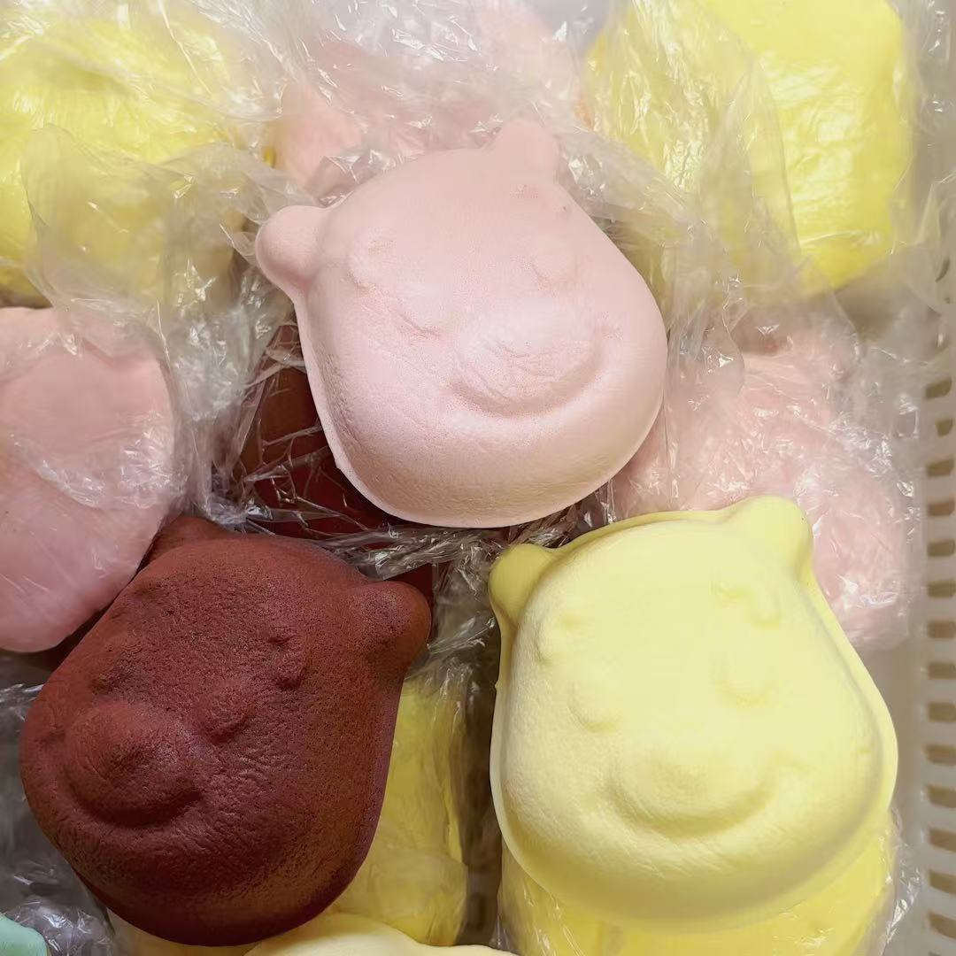 무작위 1가지 색상의 젖은 부드러운 곰 천천히 반동