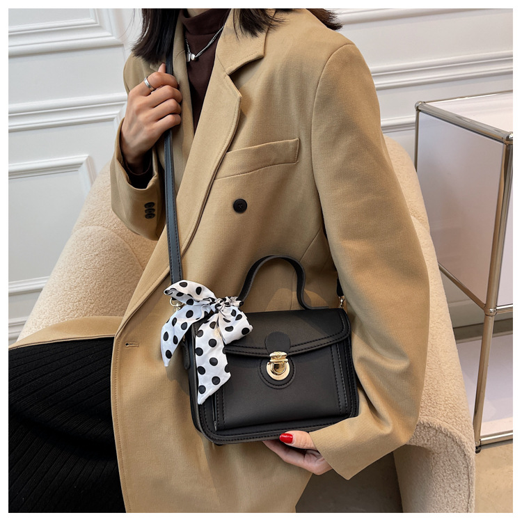 2021 Autumn New Trendy Fashion One-shoulder Messenger Small Bag High-end Retro Western Style Handbag display picture 3