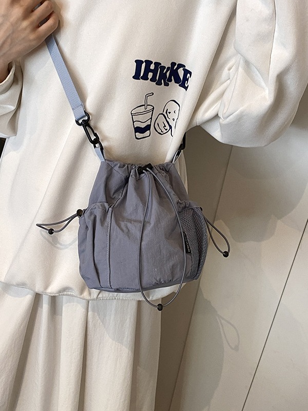 日系ins風小衆デザイン感紐引きバケツアウトドアスポーツレジャーファッション百合ナイロンショルダーバッグ