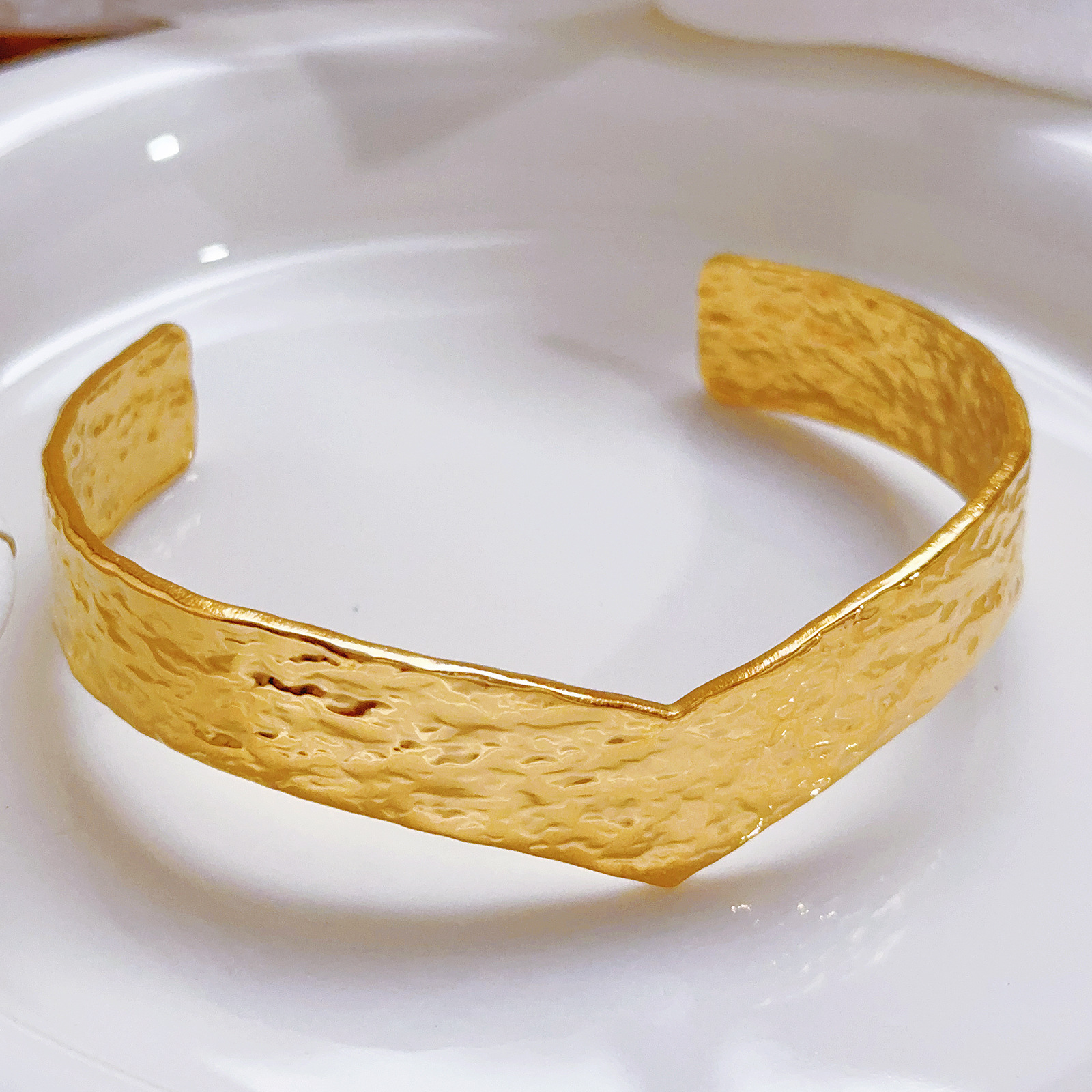 Pulseras de acero de titanio de moda retro oro V lujo ligero para mujeres tendencia de pulseras abiertas nuevas joyerías de acero inoxidable