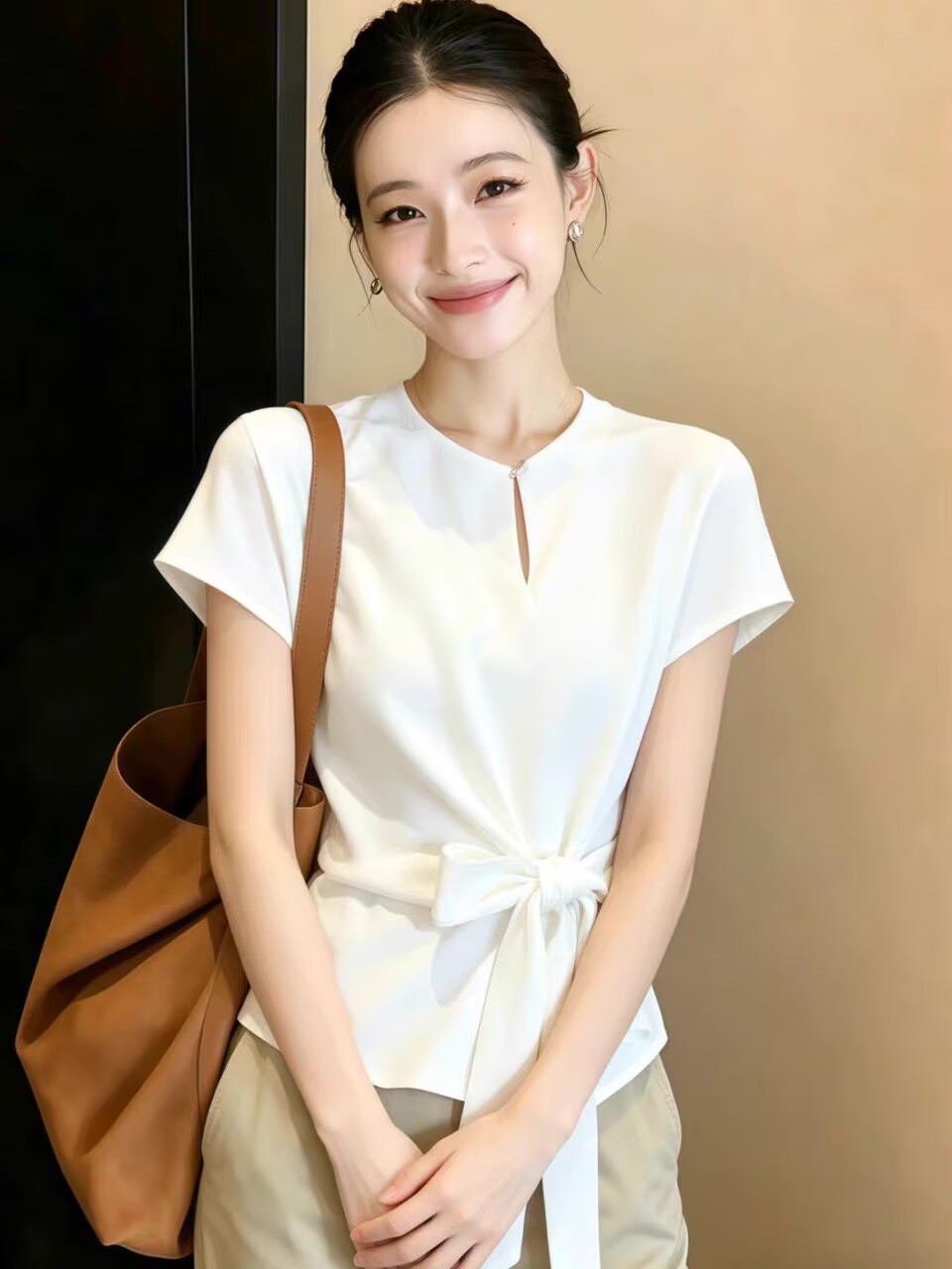 Áo sơ mi nữ trắng dây buộc nơ bướm eo, tay ngắn, phong cách trẻ trung — màu trắng