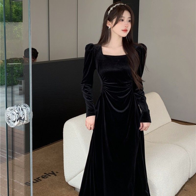 Black Velvet Square-Neck Dress for Women, Autumn Long-Sleeve Gown with Pleated Waist, Vintage Niche Design That Is Not Mass-Produced Black Velvet Square-Neck Dress for Women, Autumn Long-Sleeve Gown with Pleated Waist, Vintage Niche Design That Is Not Mass-Produced
