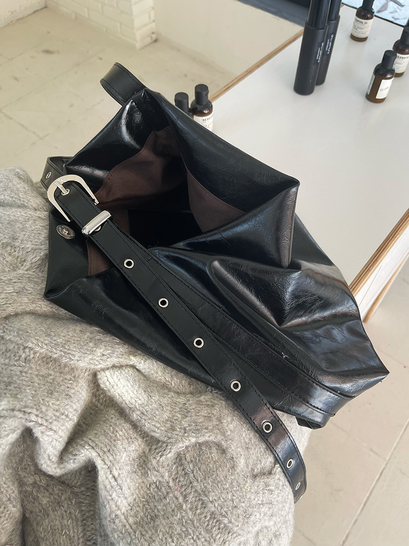 New Black Soft Leather Large Capacity Commuter Leisure Tote Women's Korean Fashion One Shoulder Crossbody Bag_voghion.com