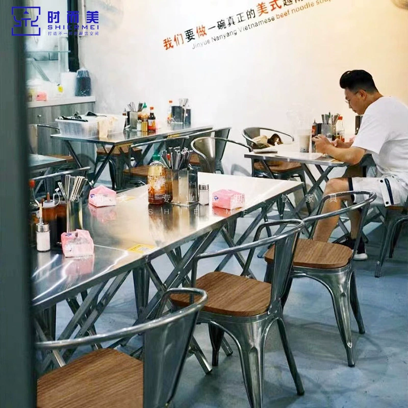 Складной обеденный стол из нержавеющей стали в индустриальном стиле. Интернет-знаменитость, простой магазин барбекю, квадратный стол, складной обеденный стол на открытом воздухе и комбинация стульев.