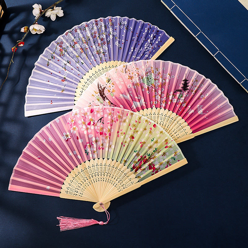 古代のチャイナドレスの女性の漢服の子供のダンスの桜の扇の中国風の夏は桃の花の扇子を身につけて古風を扇に折ります。|undefined
