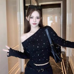 辣妹镶钻斜肩长袖T恤女秋季设计感小众黑色抽褶修身短款打底上衣
