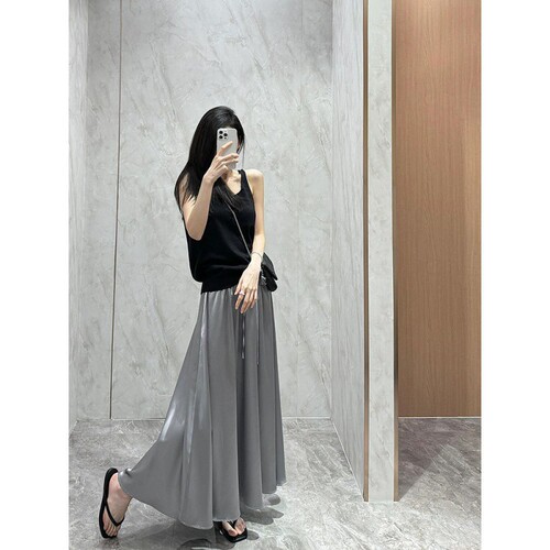 Lingerie-style, sexy, backless, sleeveless, knitted halter top for women, perfect for summer outerwear, featuring a solid color, chic and fashionable design.