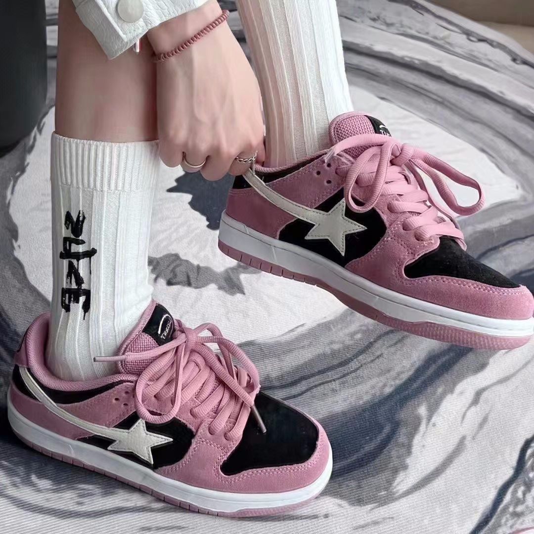 2024 primavera nuevos zapatos casuales de mujer coreana universal de fondo grueso nicho de estudiantes de secundaria primaria estrellas originales zapatos de skate de moda mujeres