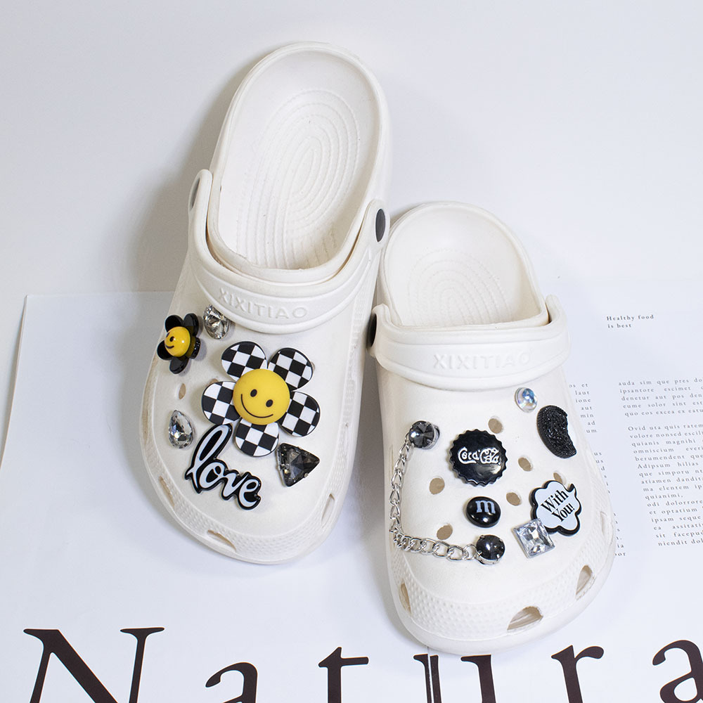 Nuevos zapatos de agujero accesorios de bricolaje lindo tablero de dibujos animados serie de flores de girasol zapato desmontable hebilla de zapato Cadena de zapatos