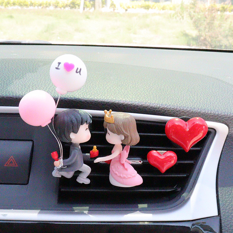 車の香水のかわいいエアコンの噴出口は漫画の自動車の薄い香りをつけて車の上のカップルの置物の風口を飾って飾ります。|undefined