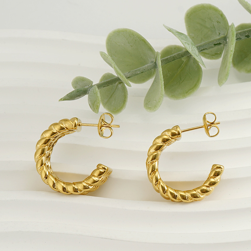 Acero inoxidable transfronterizo moda europea y americana giro personalizado en forma de C pendientes de titanio acero 18K oro Internet celebridad pendientes PIN para las mujeres