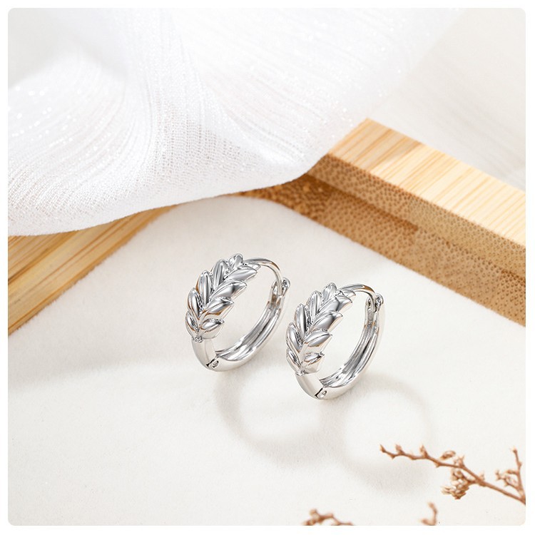 Xuping estilo simple temperamento aleación de cobre chapado pernos de orejas blancos fáciles de poner en el viento personalidad orejas de mujer al por mayor