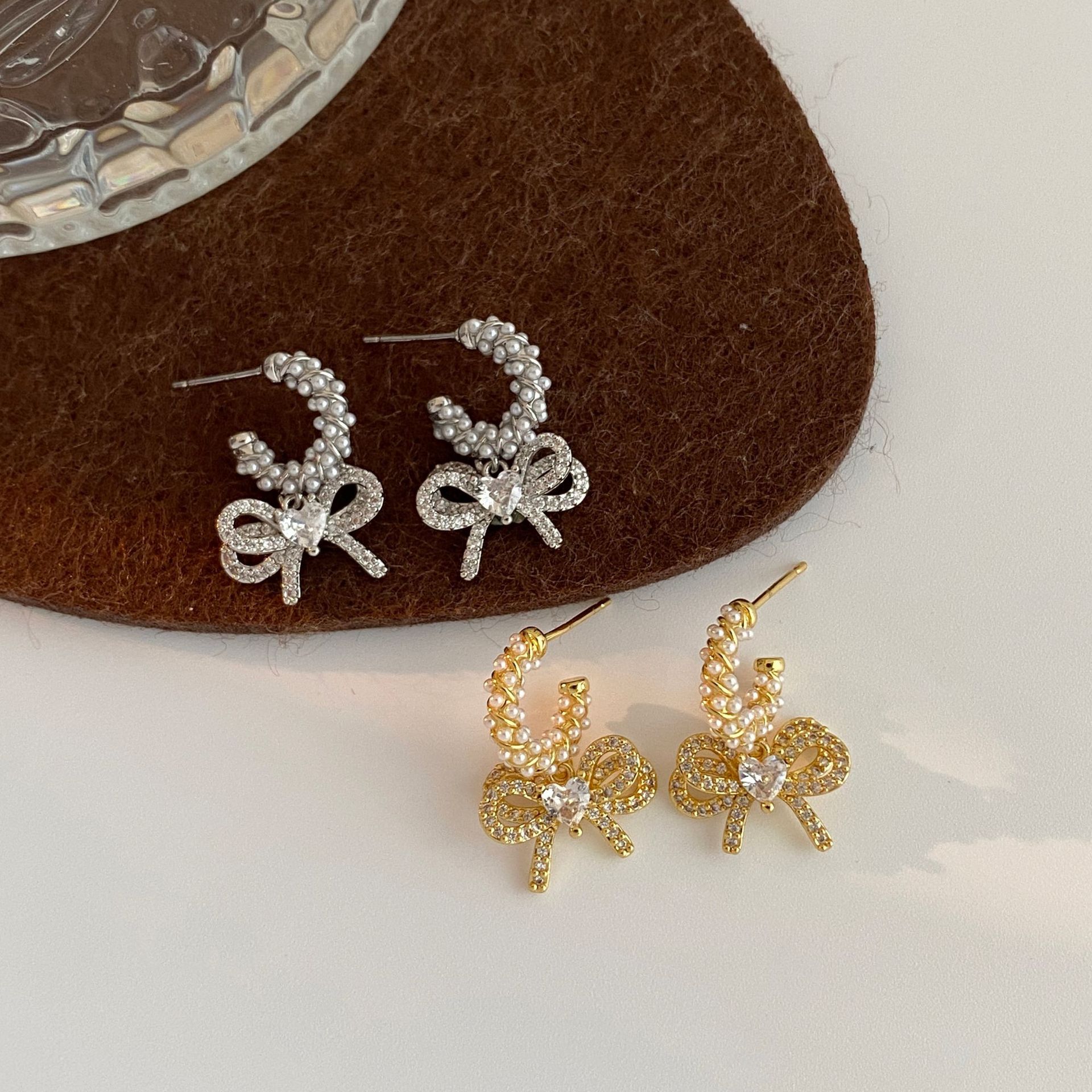 Design sophisticated cute fresh earrings with bow pearl