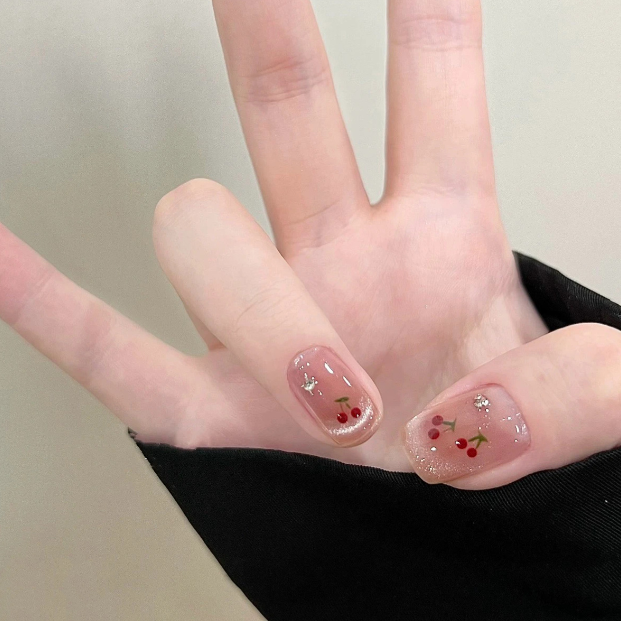 Nuevos productos de primavera y verano, ojos de gato, uñas de vestir de cereza francesa, blanco, corto, lindo parche de uñas de cereza tridimensional, uñas