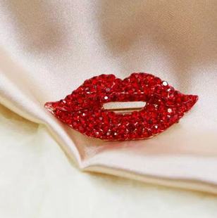 Amazon's Best-Selling Sexy Red Lips Brooch, Fashionable Full-Diamond High-End Clothing Oil-Dropping Corsage, Women's Anti-Exposure Pin