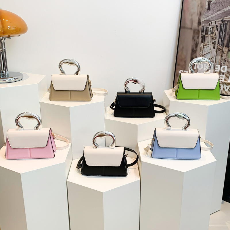Color contrastante personalidad casual 2024 nueva moda femenina simple textura metálica portátil hombro mochila pequeña