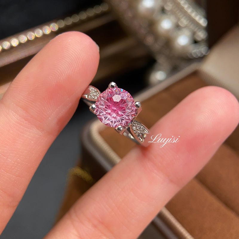 ファッショナブルなフラッシュパライバ花火カットリング女性用ハイエンド象嵌高炭素ダイヤモンドアゲハタウルスダイヤモンドリング卸売|undefined