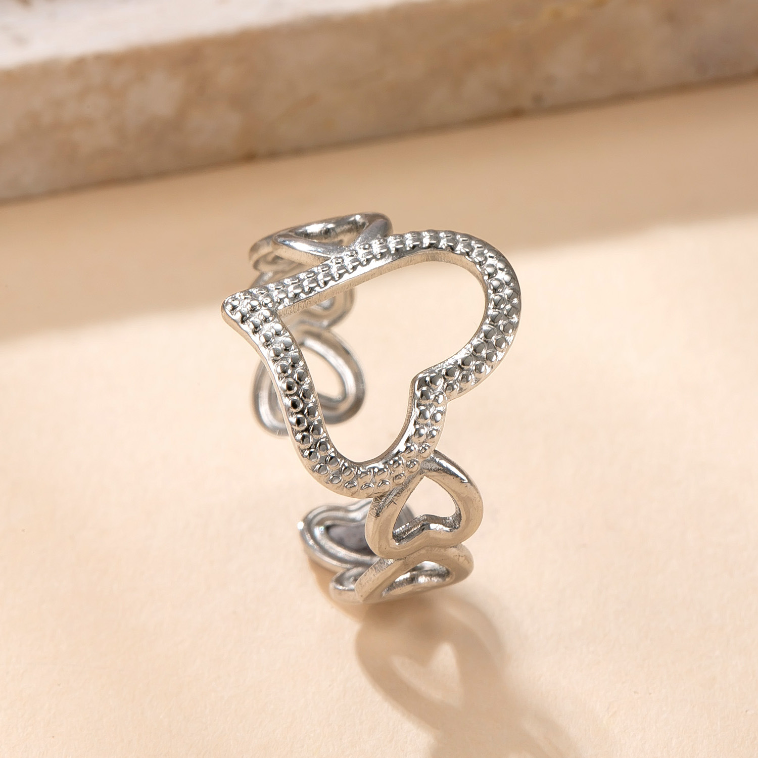 Venta caliente transfronteriza anillo abierto de acero inoxidable acero titanio no se desvanece joyería de mano simple presión de aceite hueco amor fábrica de anillos