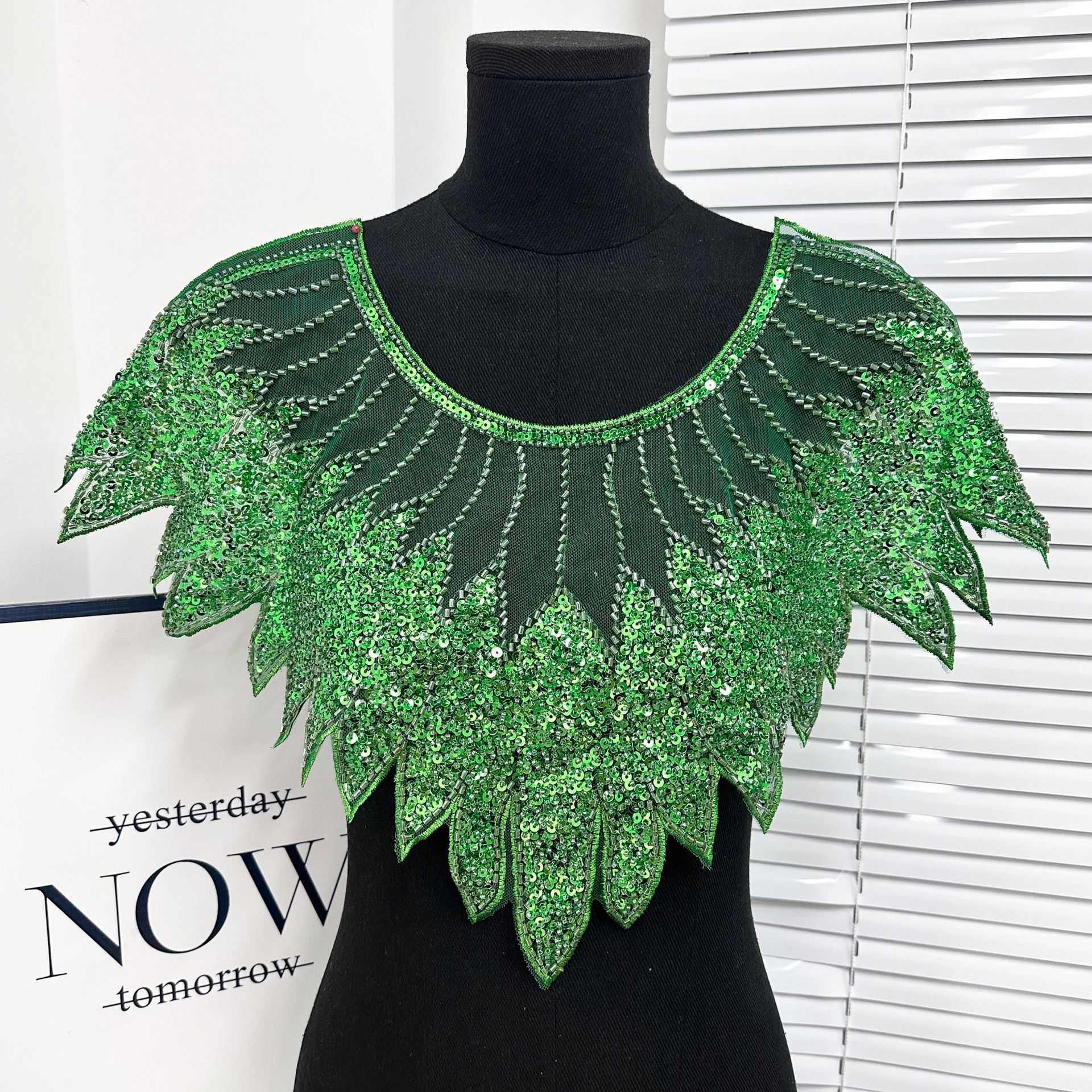 Fabricación pesada bordada malla frontal pecho sequin de perlas bordadas calcomanías vestido de mujer rendimiento vestido accesorios de encaje image 13