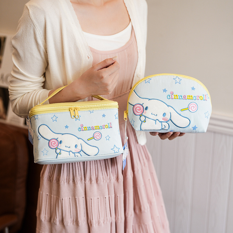 Sanrio estereoscópico de moda HelloKitty bolsas de maquillaje bordadas de gran capacidad de alta belleza viajes bolsas de baño portátiles
