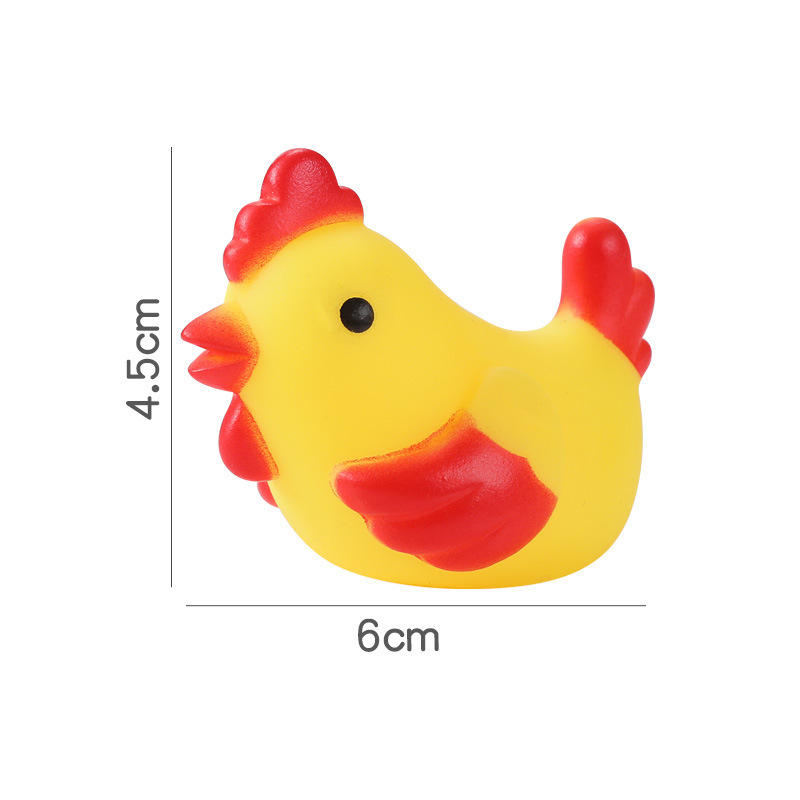 ホウロウのつまみのかわいい動物のアヒルの子供は風呂に入って水遊びをします。|undefined