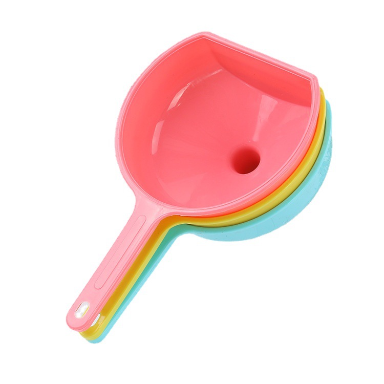 Embudo de mango largo multicolor Embudo de plástico hogar fuga de arroz Yiwu 2 yuanes suministro necesidades diarias de la tienda al por mayor