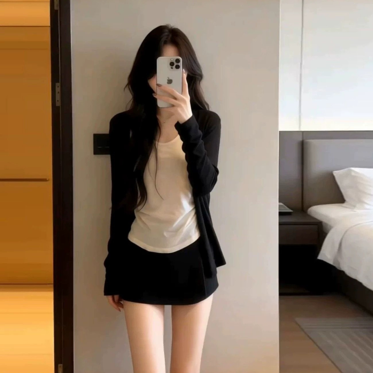 A simple, versatile, draped jacket with a relaxed fit; a Korean-style top perfect for spring and summer; paired with a slip dress and sun-protective cardigan.