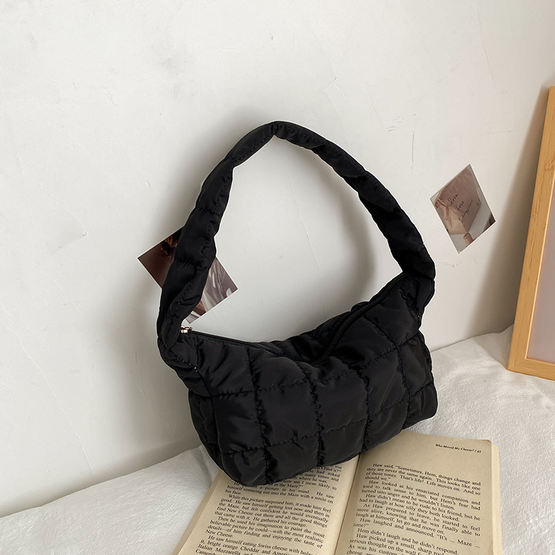 Bolso de hombro de mujer de estilo coreano 2021 Otoño e Invierno Nuevo rombo plisado bordado hilo axila bolsa de diseño de nicho simple bolsa de masa hervida