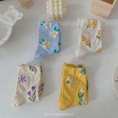 Japanese-style fresh and sweet floral socks, gentle milky salt-colored mid-calf socks for women, retro artistic small flower bunch cuff socks for women