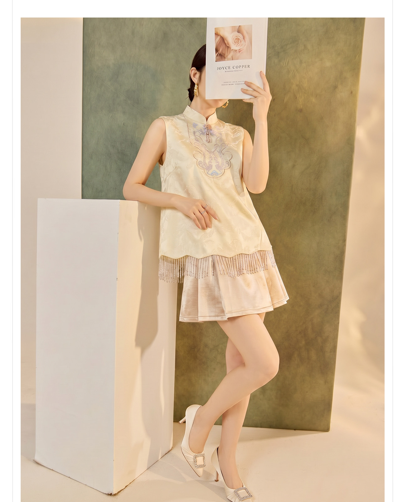 Bộ vest nữ thêu ngọc trai cổ tay đứng kết hợp váy ngắn xếp ly cao eo — Trang chủ chi tiết 9