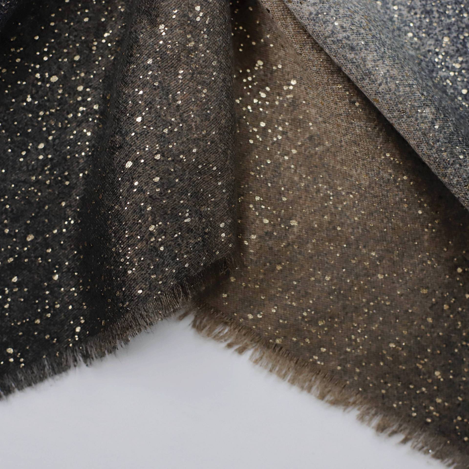 Sciarpe in seta stampate con pois color bronzo e fango. La stessa versatile sciarpa calda per uomo e donna in autunno e inverno. Scialle_voghion.com