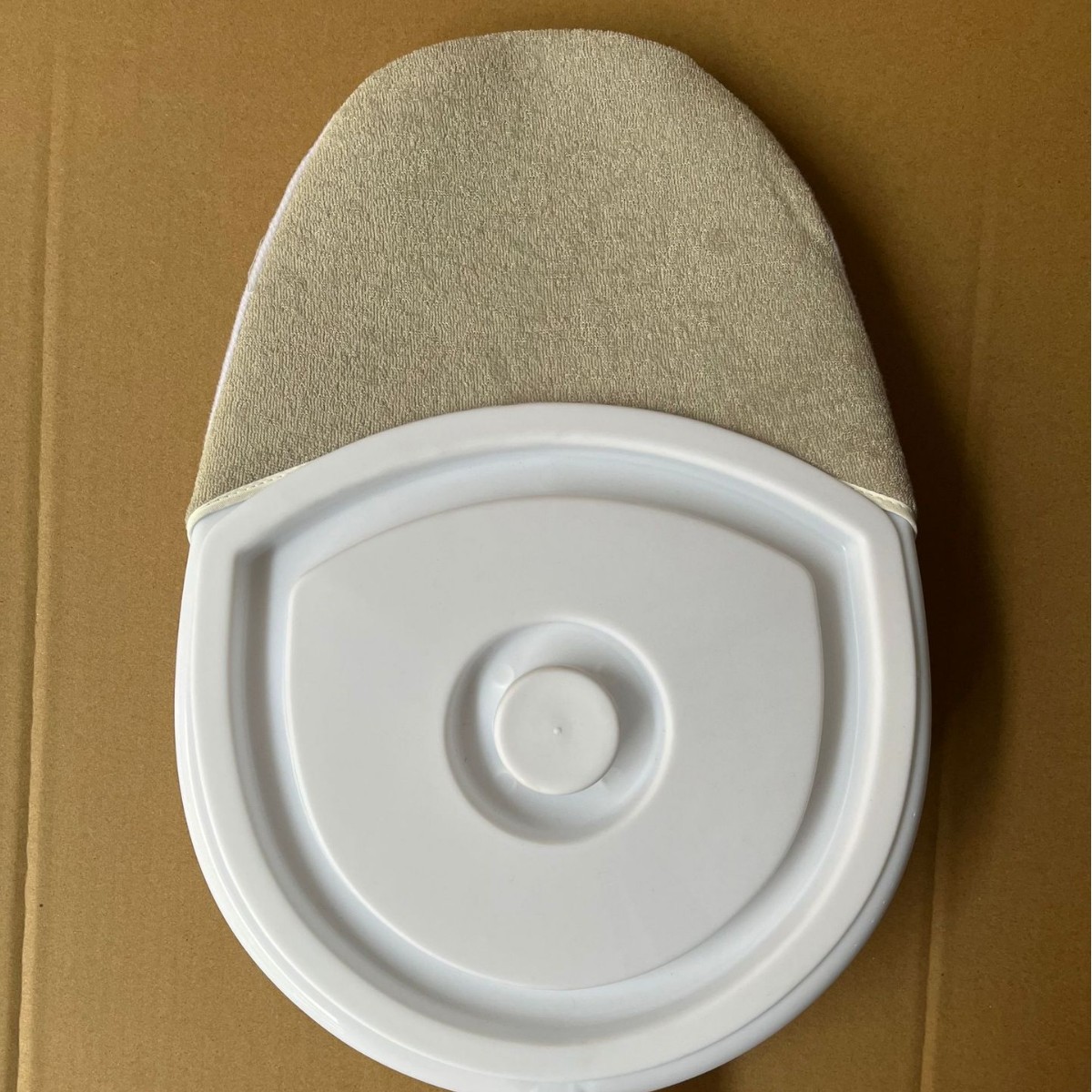 Orinal de plástico blanco horizontal con tapa orinal conveniente para los ancianos con mango engrosado suave orinal de pico de pato