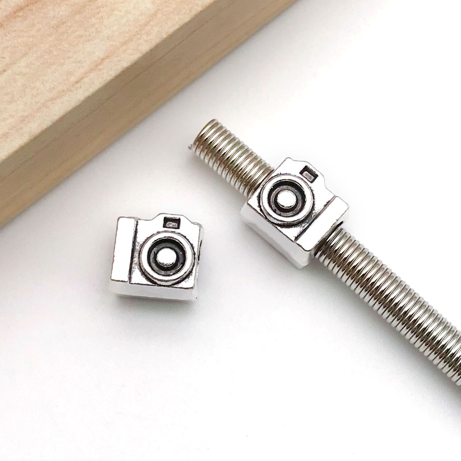 13860-古银锌合金方形相机潘家大孔珠8x8-1.4g