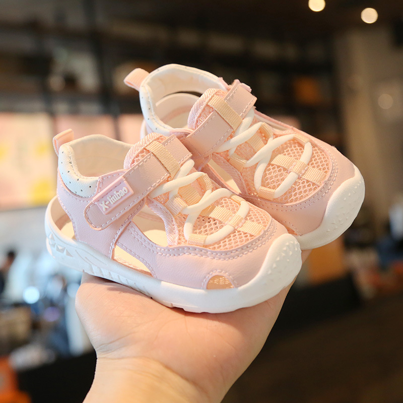 Nuevos zapatos de bebé de color cálido primavera y verano zapatos de bebé de fondo suave para niños con punta cerrada Velcro zapatos para niños zapatos de playa para bebés de moda