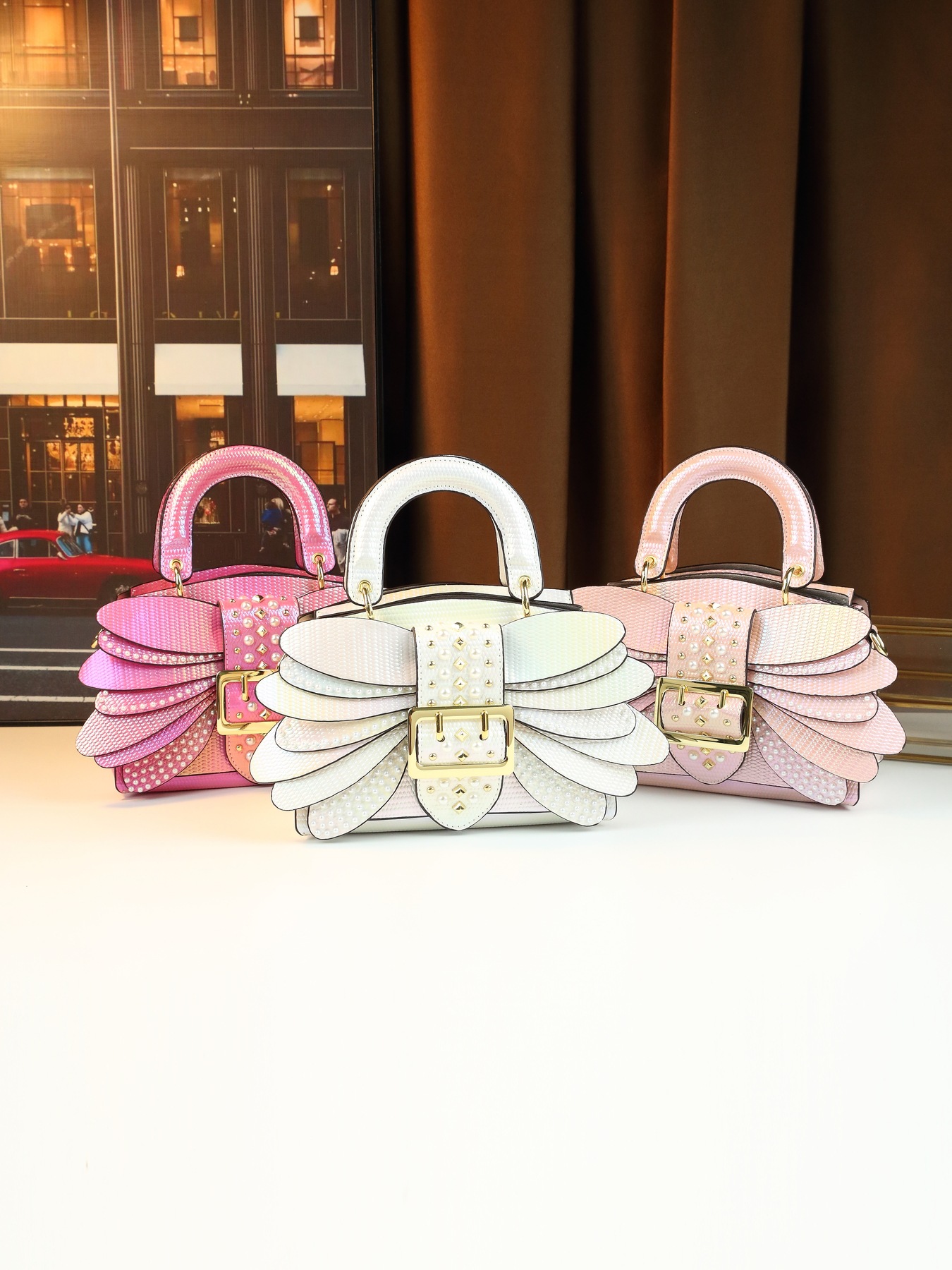 Bolsa tiracolo feminina elegante com pérolas e design de asa_voghion.com